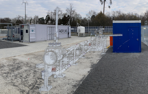 Innenansicht einer AppLHy-Anlage mit technischem Wasserstoffsystem, Leitungen und Prozessbehälter.