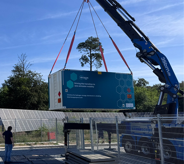 Ein Kran hebt den Wasserstofftank für H2Rail auf das vorbereitete Anlagengelände.