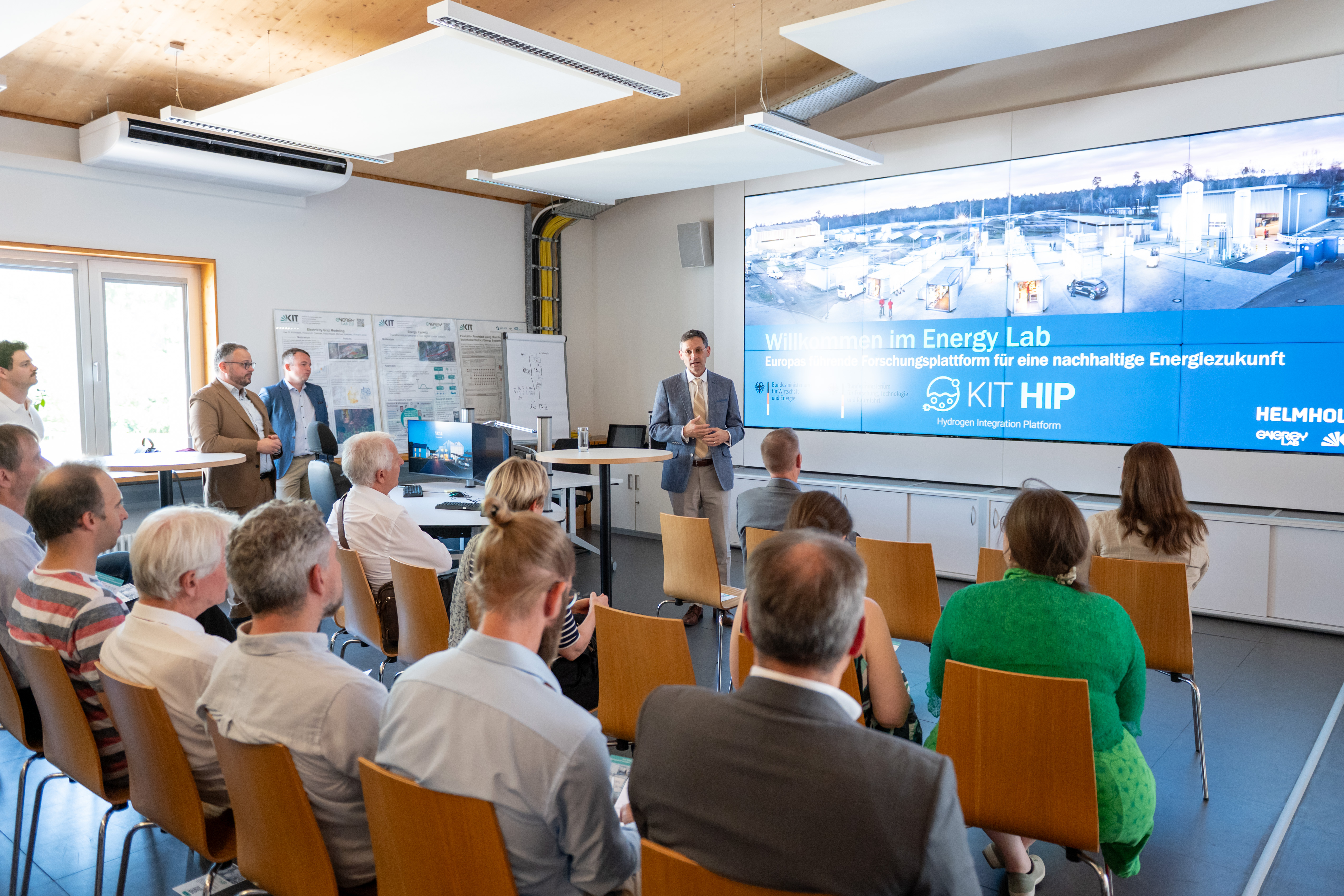Präsentation im Energy Lab des KIT HIP vor einem Publikum in einem modernen Seminarraum.